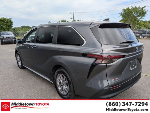 Certified 2025 Toyota Sienna LE AWD/4WD image 5