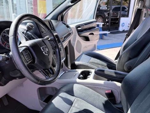 Used 2017 Dodge Grand Caravan SXT image 11