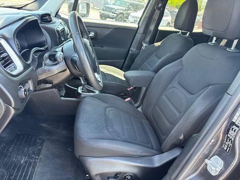 Used 2018 Jeep Renegade Latitude w/ Advanced Technology Group FWD image 9