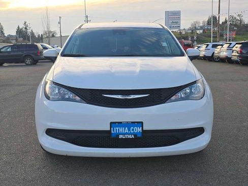 Used 2023 Chrysler Voyager LX image 8