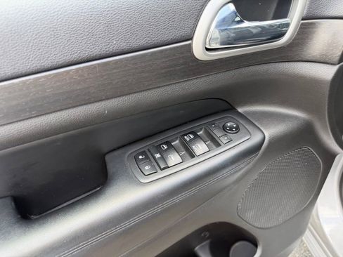 Used 2018 Jeep Grand Cherokee Altitude RWD image 14