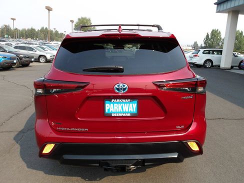 Used 2024 Toyota Highlander XLE AWD/4WD image 4