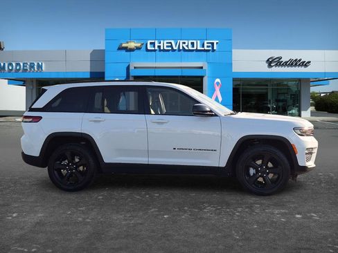 Used 2023 Jeep Grand Cherokee Limited w/ Black Appearance Package AWD/4WD image 6