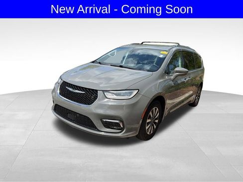 Used 2021 Chrysler Pacifica Touring-L FWD image 1