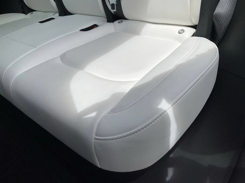 Used 2021 Tesla Model Y Long Range AWD/4WD image 31