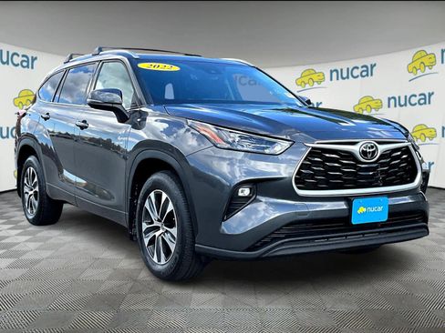 Used 2022 Toyota Highlander XLE image 1
