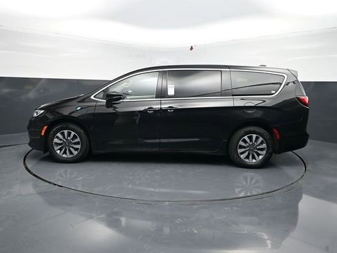 Used 2024 Chrysler Pacifica Limited FWD image 5