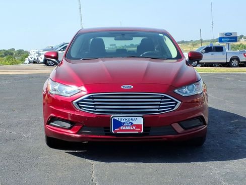 Used 2017 Ford Fusion SE FWD image 2