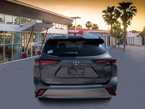 Used 2024 Toyota Highlander Platinum FWD image 4