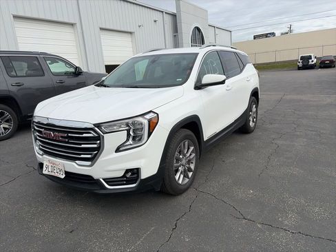 Used 2024 GMC Terrain SLT image 3