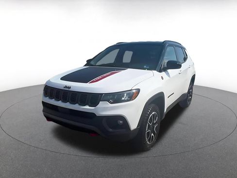 Used 2025 Jeep Compass Trailhawk AWD/4WD image 6