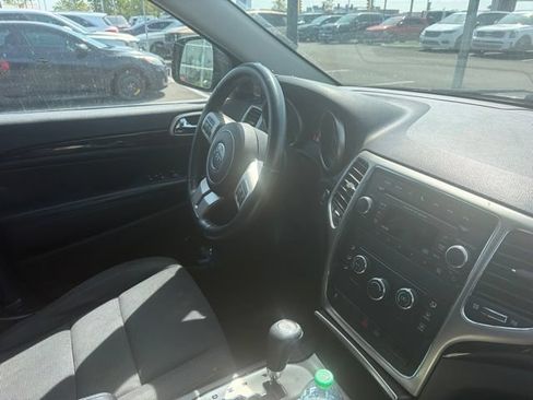 Used 2012 Jeep Grand Cherokee Laredo w/ Laredo E Group AWD/4WD image 11