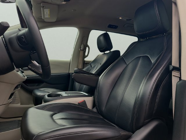 Used 2023 Chrysler Pacifica Touring-L FWD image 22