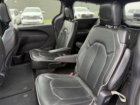 Used 2019 Chrysler Pacifica Limited w/ S Appearance Package FWD image 10