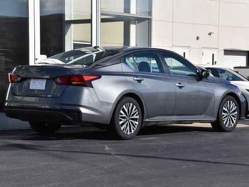 Used 2024 Nissan Altima 2.5 SV image 6