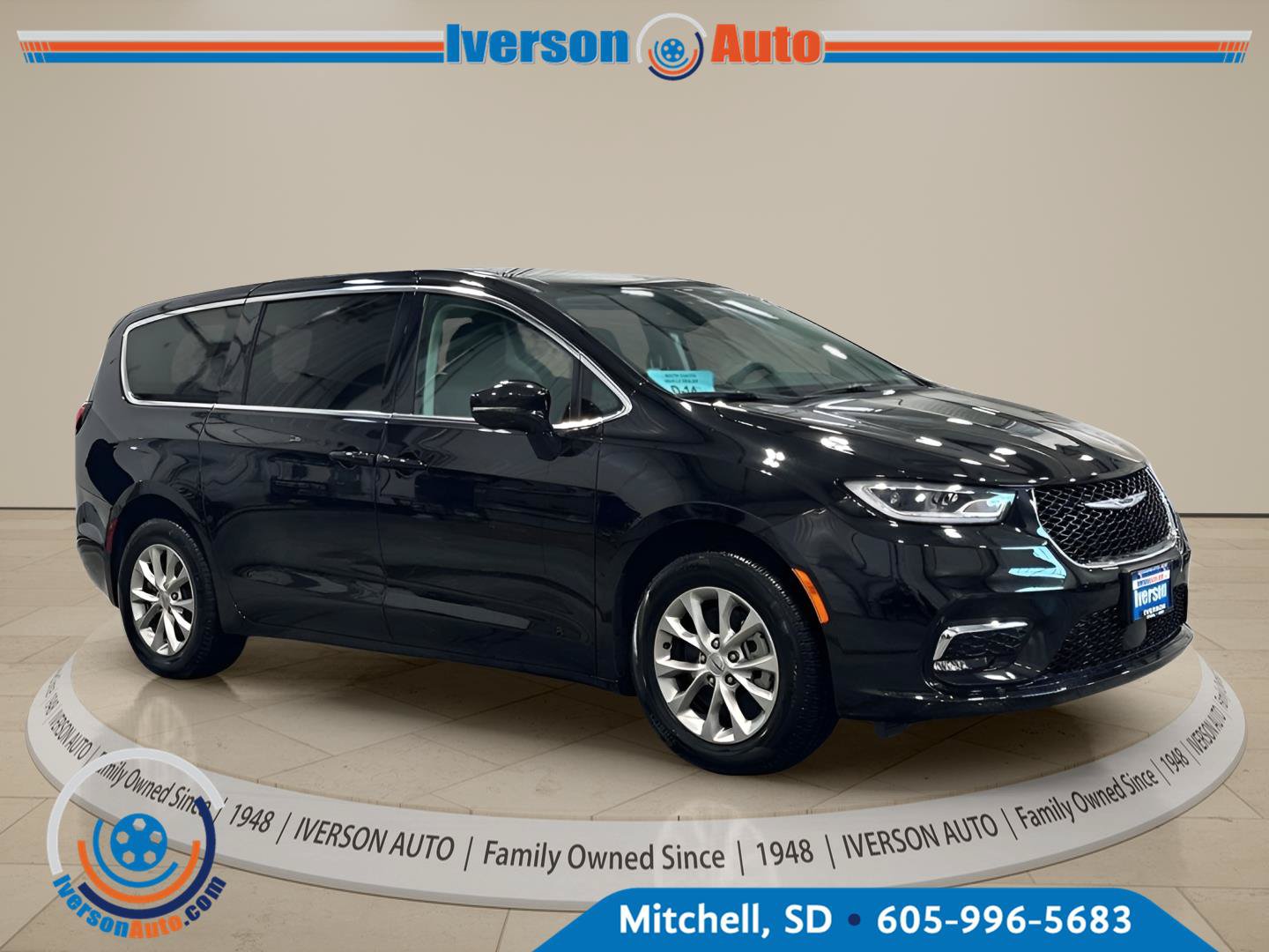 Used 2024 Chrysler Pacifica Touring-L AWD/4WD image 1