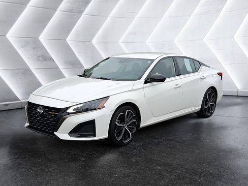 Used 2024 Nissan Altima 2.5 SR image 2