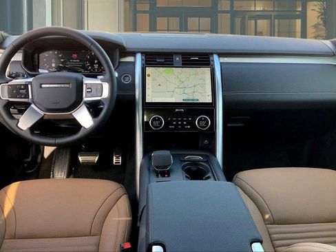 Used 2025 Land Rover Discovery Dynamic SE AWD/4WD image 9