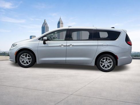 Used 2023 Chrysler Pacifica Touring-L FWD image 2