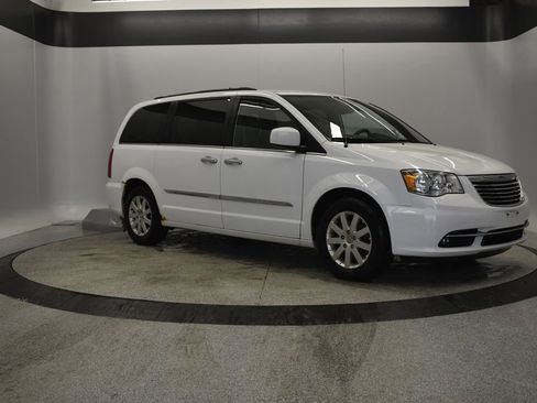 Used 2015 Chrysler Town & Country Touring w/ Driver Convenience Group image 13