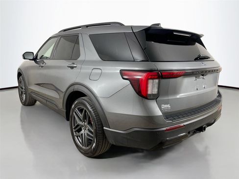 Used 2025 Ford Explorer ST-Line w/ ST-Line Street Pack image 5