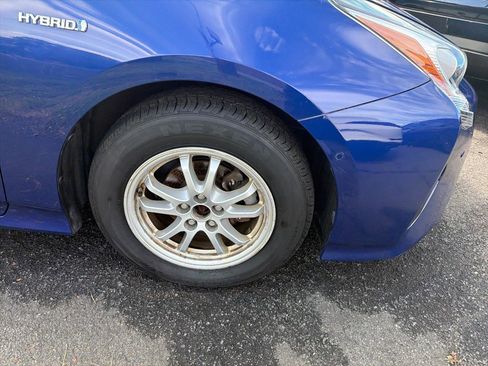 Used 2018 Toyota Prius Two w/ Prius Two Safety Plus Package FWD image 4