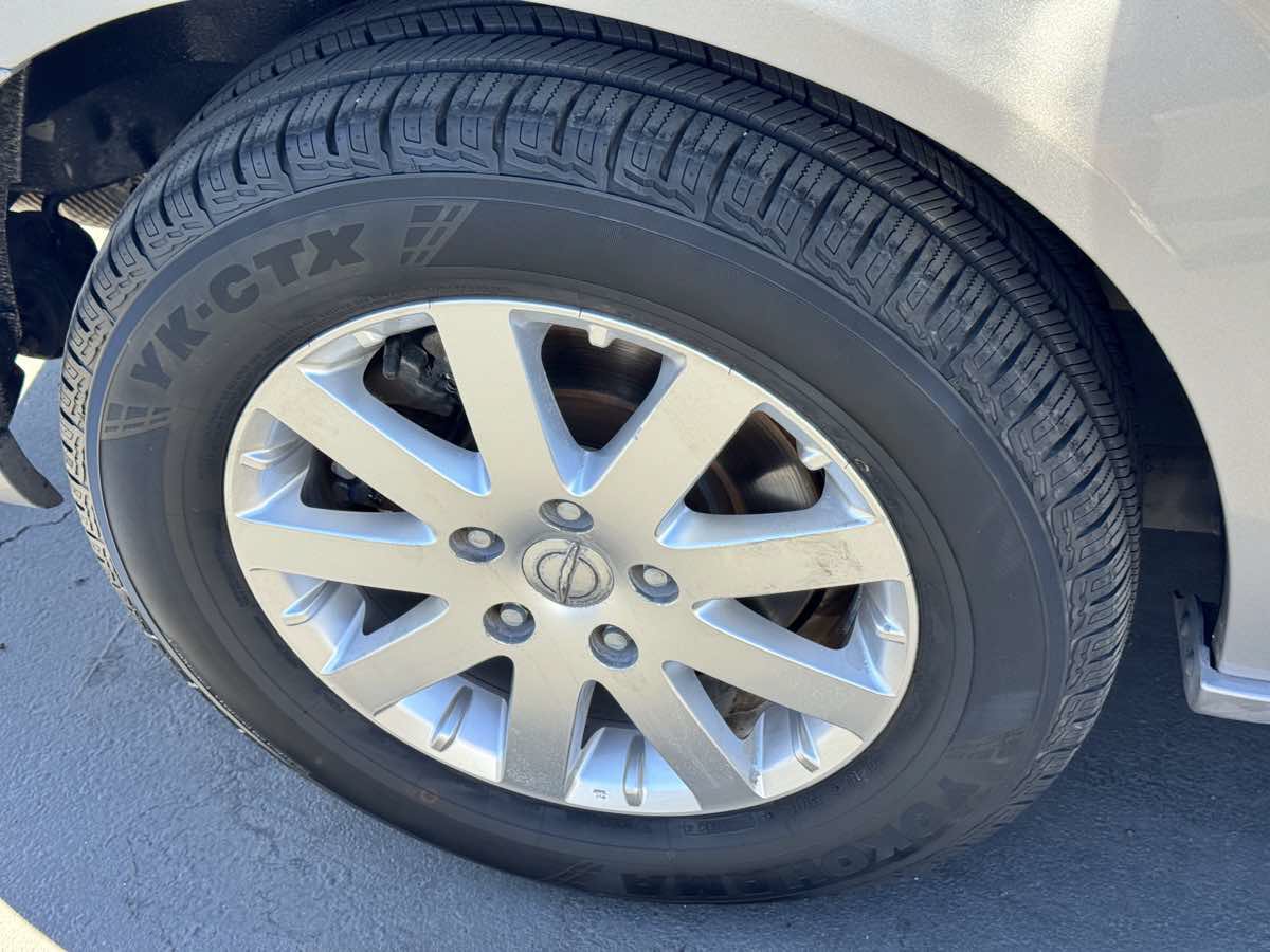 Used 2016 Chrysler Town & Country Touring FWD image 20