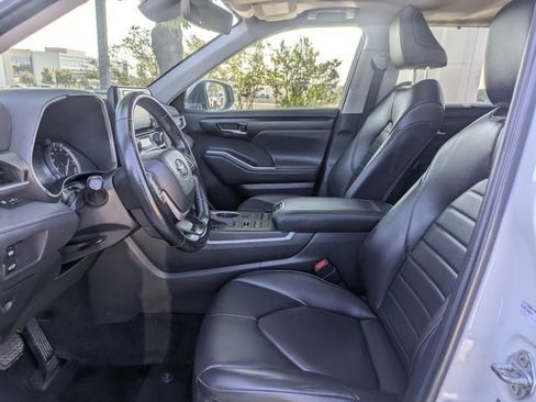 Used 2022 Toyota Highlander XLE image 27