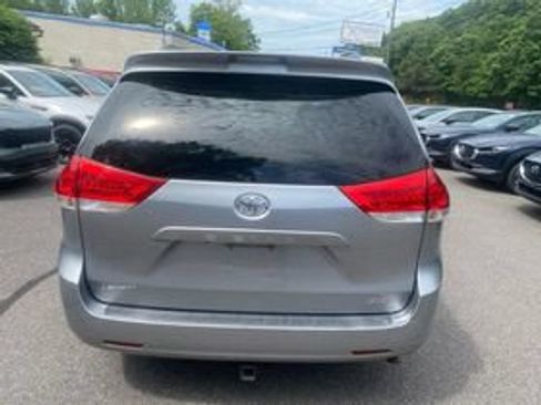Used 2012 Toyota Sienna XLE FWD image 6