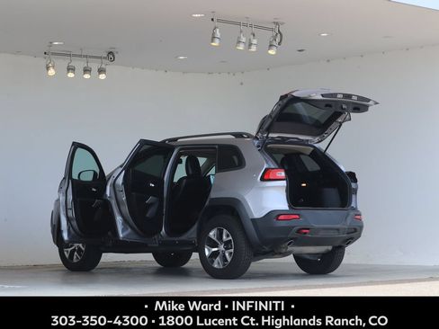 Used 2018 Jeep Cherokee Trailhawk AWD/4WD image 4