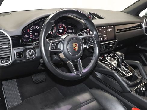 Used 2021 Porsche Cayenne w/ Premium Package image 19