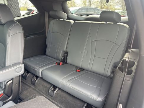 Used 2024 Buick Enclave Essence image 18