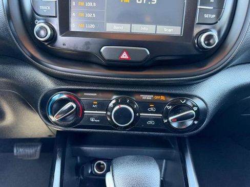 Used 2020 Kia Soul LX FWD image 17