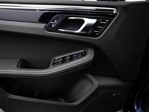 Certified 2025 Porsche Macan image 18