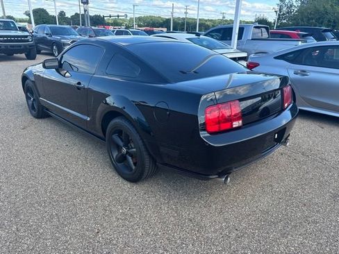 Used 2009 Ford Mustang GT RWD image 4