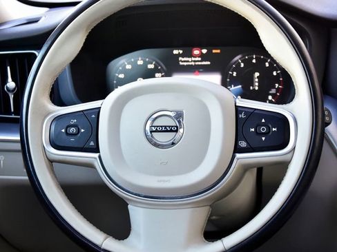 Used 2020 Volvo XC60 T5 Momentum image 17