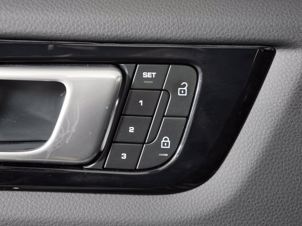 Certified 2023 Porsche Cayenne Coupe AWD/4WD image 18