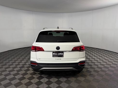 Used 2023 Volkswagen Taos SE w/ Panoramic Sunroof Package FWD image 9