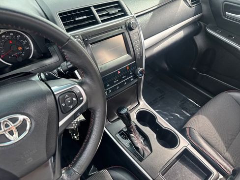 Used 2017 Toyota Camry SE w/ Moonroof Package FWD image 20