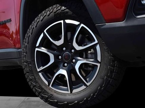 Used 2025 Jeep Compass Trailhawk AWD/4WD image 3
