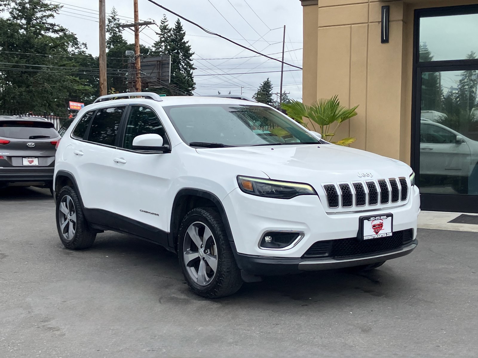 Used 2019 Jeep Cherokee Limited AWD/4WD image 2