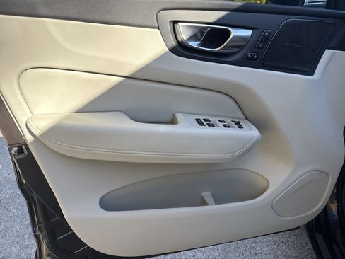 Used 2023 Volvo XC60 B5 Ultimate w/ Climate Package image 10