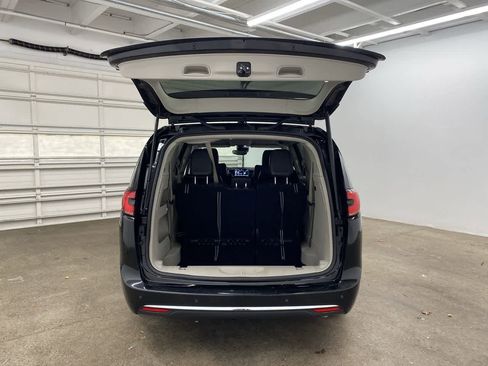 Used 2024 Chrysler Pacifica Touring-L image 29