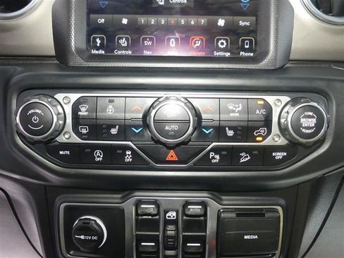 Used 2018 Jeep Wrangler Unlimited Rubicon w/ Dual Top Group AWD/4WD image 34