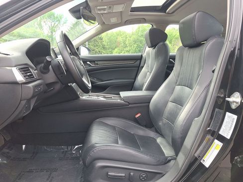 Used 2018 Honda Accord Touring image 12