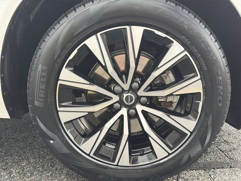 Certified 2024 Volvo XC60 B5 Plus w/ Protection Package Premier AWD/4WD image 13