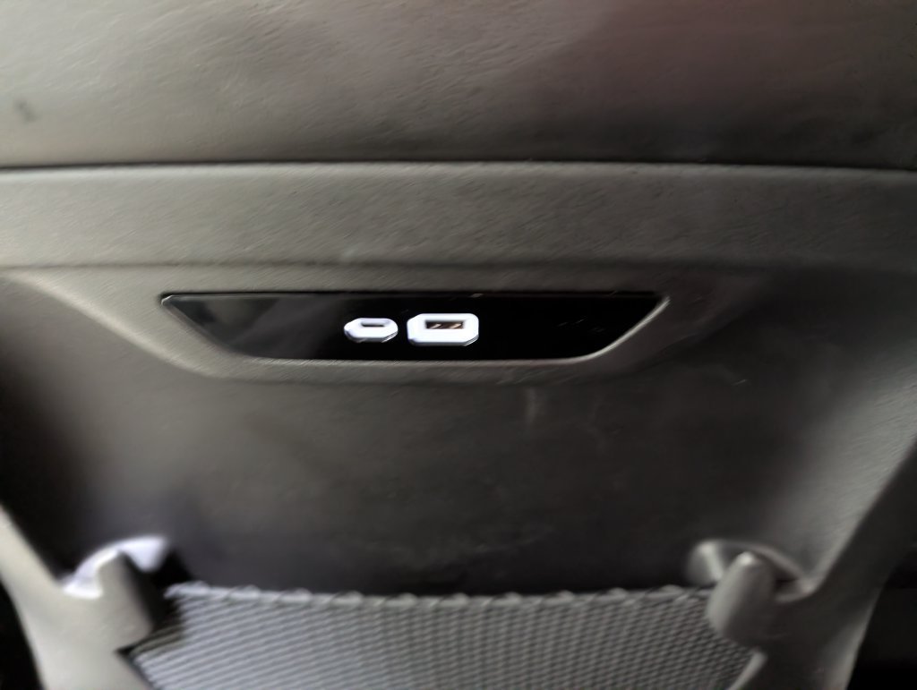 Used 2027 Chrysler Pacifica Limited FWD image 11
