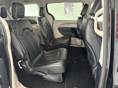 Used 2023 Chrysler Pacifica Touring-L FWD image 26