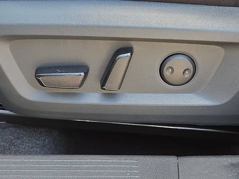 Used 2025 Nissan Rogue SV FWD image 12