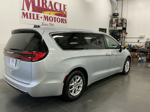 Used 2024 Chrysler Pacifica Touring-L FWD image 7
